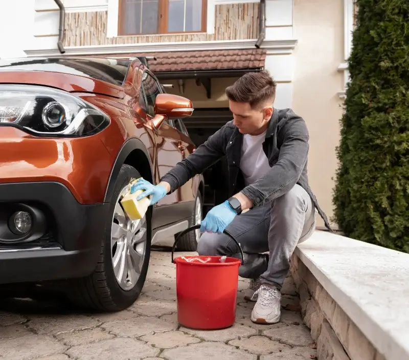Lavage auto à domicile Sossais : professionnel intervenant sur un véhicule